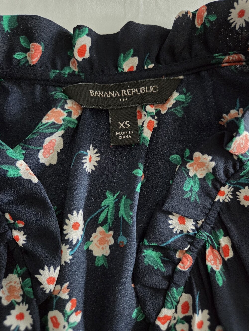 Banana Republic Navy Floral Sleeveless V-Neck Button Up Blouse - Picture 3 of 5